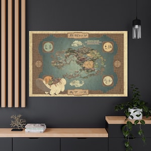 Puede incluir: Impresión en lienzo de un mapa con fondo verde azulado y borde marrón. El mapa presenta varias masas terrestres y símbolos, con texto en varios idiomas. Un personaje de dibujos animados se representa en la esquina inferior izquierda.