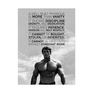 Könnte beinhalten: Schwarz-weiß-Poster mit einem Bodybuilder und motivierendem Text. Der Text lautet: „Ein gut gebauter Körper ist mehr als Eitelkeit. Er zeigt Disziplin, Würde und Hingabe.“ Das Poster besagt auch: „Er kann nicht gekauft, gestohlen oder geerbt werden.“