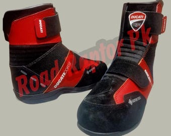 Wodoodporne buty wyścigowe Ducati Corse Gore-Tex – czarno-czerwone, z kolekcji motocyklowej | Krótkie buty wyścigowe