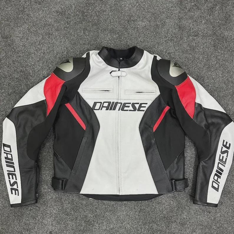 Puede incluir: Chaqueta de moto blanca, negra y roja. La chaqueta presenta el nombre de la marca "DAINESE" en letras blancas en el pecho y las mangas. Tiene un cuello negro y protectores en los hombros. Dise&ntilde;o deportivo.