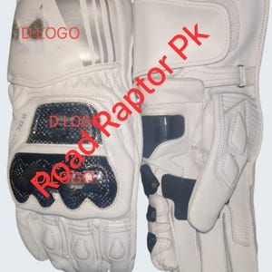 Puede incluir: Par de guantes de moto blancos con detalles negros y el texto "D LOGO" y "Road Raptor Pk". Los guantes tienen refuerzos en los nudillos y una correa de muñeca para mayor protección. Los guantes son de cuero.