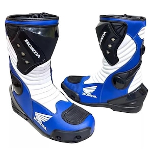 Könnte beinhalten: Paar blaue, weiße und schwarze Motorradstiefel. Auf den Stiefeln steht das Wort "HONDA" und das Honda-Logo. Die Stiefel bestehen aus einer Kombination aus Leder und synthetischen Materialien.