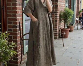 Robe de coupe décontractée à col en V avec fentes sur les coutures latérales et poches fonctionnelles profondes