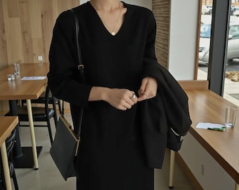 Robe pull noire midi pour femme avec col en V et manches longues : une robe pull à l'allure vintage simple.