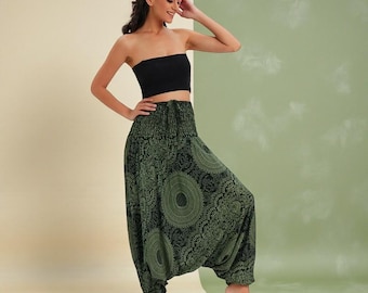 Longue jupe longue verte pour femme dans un style bohème d'inspiration hippie, parfaite comme jupe bohème fluide pour une mode libre d'esprit.