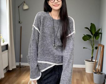Pull court surdimensionné en tricot italien doux, coupe décontractée et confortable.