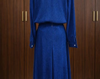 Robe longue bleue à manches longues et boutonnage sur le devant, avec jupe drapée pour un look de robe de soirée élégante