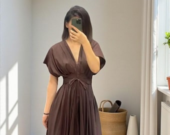 Robe longue portefeuille avec ceinture à nouer d'inspiration kimono, col en V estival, décolleté profond, longue fente et nœud.