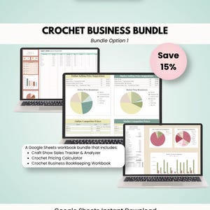 Pode incluir: Um pacote digital para negócios de crochê com três laptops exibindo planilhas do Google Sheets. As telas mostram tabelas de dados, gráficos de pizza e de barras para rastreamento de vendas, calculadoras de preços e contabilidade. O texto inclui Crochet Business Bundle, Bundle Option 1, Save 15% e uma lista de ferramentas.