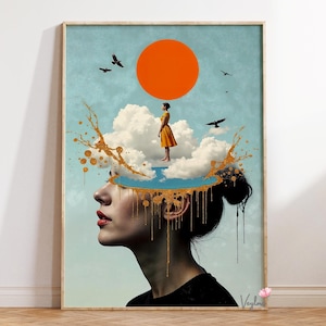 Puede incluir: Impresión artística surrealista que muestra el perfil de una mujer con la cabeza abierta, revelando un paisaje. Una mujer con un vestido amarillo está de pie sobre las nubes bajo un sol naranja. La pintura dorada gotea de la cabeza abierta, con pájaros volando en un cielo azul claro.