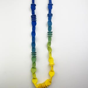 Collar multicolor degradado, collar llamativo azul, collar largo de tela