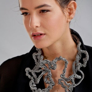 Collar llamativo de tela transformable, collar escultural que se retuerce y moldea, arte interactivo para usar, joyería hecha a mano en Brooklyn.