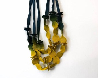 Dreistrangige asymmetrische Marine-Grüne Bib Halskette, skulpturaler Textil Statement Schmuck, tragbare Kunst für Frauen, Geschenk für Mutter der Braut