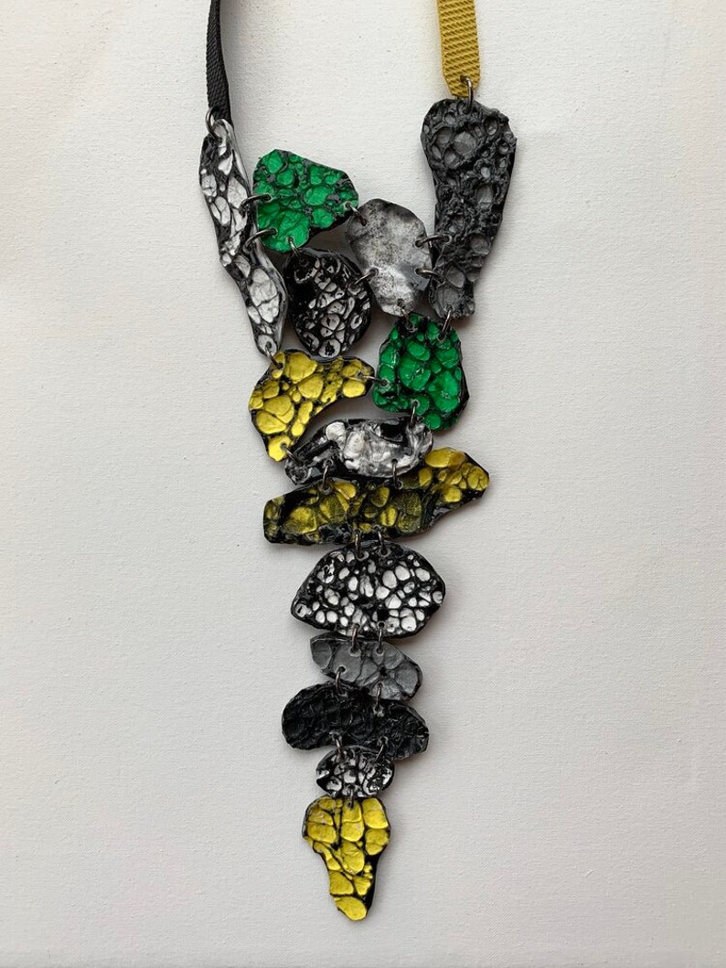 v shaped cubical texture necklace image 3
