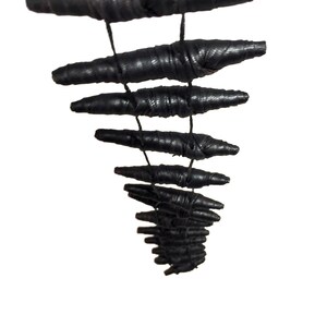 Schwarze Stoff Kokon Halskette, verstellbare Statement Halskette, verwandelbar leichte tragbare Kunst, handgemachter Schmuck Brooklyn Bild 8