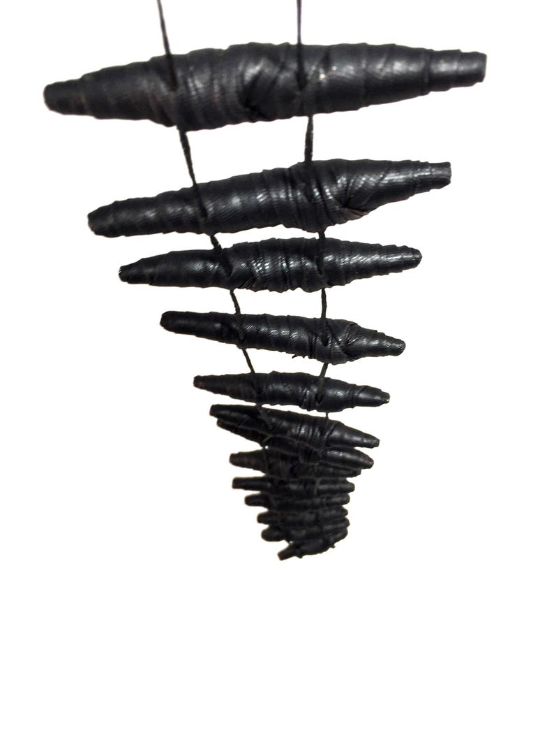 Schwarze Stoff Kokon Halskette, verstellbare Statement Halskette, verwandelbar leichte tragbare Kunst, handgemachter Schmuck Brooklyn Bild 8