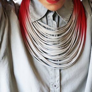 Collar de fibra de declaración Ombre, collar rojo, collar de tendencia, collar audaz, collar ombre, joyería africana, boho chic