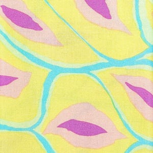 Puede incluir: Primer plano de una tela con un patrón repetitivo. El diseño presenta formas abstractas en amarillo, rosa, morado y azul. Las formas se asemejan a hojas o pétalos, con una apariencia texturizada. La estética general es brillante y colorida.