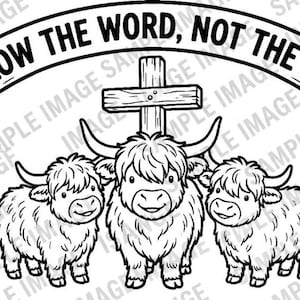 Peut inclure: Une illustration en noir et blanc au trait représentant trois bovins Highland à poils longs debout sous une croix en bois. Au-dessus des bovins, une bannière incurvée affiche le texte "FOLLOW THE WORD, NOT THE HERD" en lettres majuscules.
