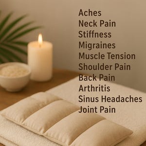 Peut inclure: Un coussin chauffant rectangulaire en tissu beige avec quatre sections cousues. Le texte indique : RICE HEAT THERAPY, 100% NATURAL PAIN RELIEF, Aches, Neck Pain, Stiffness, Migraines, Muscle Tension, Shoulder Pain, Back Pain, Arthritis, Sinus Headaches, Joint Pain, Use as Heating Pad OR Cold Pack.