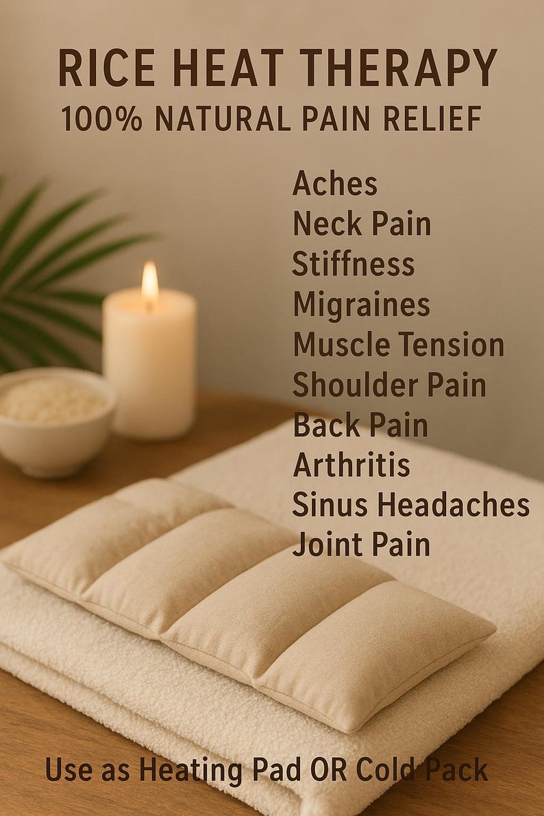 Peut inclure: Un coussin chauffant rectangulaire en tissu beige avec quatre sections cousues. Le texte indique : RICE HEAT THERAPY, 100% NATURAL PAIN RELIEF, Aches, Neck Pain, Stiffness, Migraines, Muscle Tension, Shoulder Pain, Back Pain, Arthritis, Sinus Headaches, Joint Pain, Use as Heating Pad OR Cold Pack.