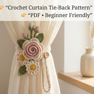 Puede incluir: Recogedor de cortina de ganchillo con un diseño floral, que incluye una gran rosa rosa, margaritas y hojas verdes. El recogedor está sujeto a una cortina beige con un botón y un cordón trenzado. El texto en la imagen dice "Crochet Curtain Tie-Back Pattern" y "PDF • Beginner Friendly."