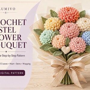Op de afbeelding: Een gehaakt pastelkleurig bloemenboeket met negen bloemen in perzik, geel, roze en blauw, twaalf groene bladeren en een klein hartje. Het boeket is verpakt in beige gaas en gestrikt met een beige lint. Tekst: PLUMIVO CROCHET PASTEL FLOWER BOUQUET Complete Step-by-Step Pattern 9 Flowers 12 Leaves Heart Stems Wrapping DIGITAL PATTERN.
