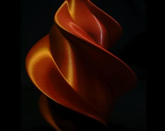 Jarrón escultórico de alas en espiral grandes, con diseño de tres ondas helicoidales y puesta de sol bicolor, hermético y con peso de acero al carbono / Howling Foundry