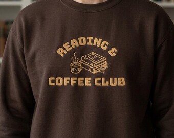 Sweatshirt „Coffee Club“ | Illustration eines Bücherwurm-Latte, warmer, neutraler Pullover