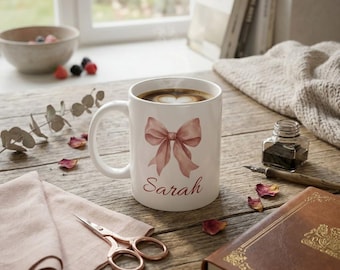 Personalisierter Becher mit Schleife und Namen, Keramiktasse mit Aquarell-Schleifenmuster, individuelles Geschenk für Sie, Trinkgefäß in Altrosa