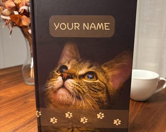 Personalisiertes Notizbuch 6x9 mit Name / Geschenk für Frauen Katzenmama / Blankobuch unliniert mit Pfoten / Katzen Skizzenbuch Tapa dura