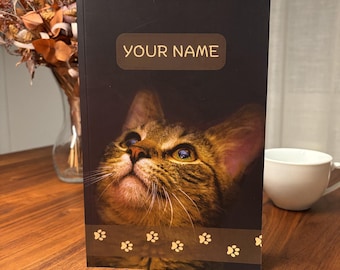 Personalisiertes Softcover Notizbuch 6x9 mit Name | Geschenk Katzenliebhaber Frauen | Blankobuch Katzenmotiv, Leichtes Skizzenbuch unliniert