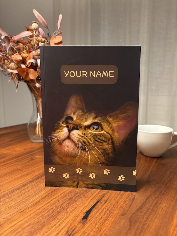 Personalisiertes Softcover Notizbuch 6x9 mit Name | Geschenk Katzenliebhaber Frauen | Blankobuch Katzenmotiv, Leichtes Skizzenbuch unliniert