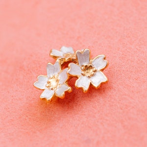 Japanese jewelry - Sakura pin brooch - Cherry blossom flowers - Silver gold combination