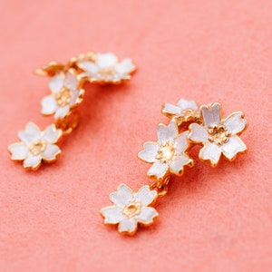 日本のジュエリー - 桜のイヤリング - 桜の花 - シルバーとゴールドの組み合わせ - スイングイヤリング - 低刺激性 - ピアスまたはクリップオン