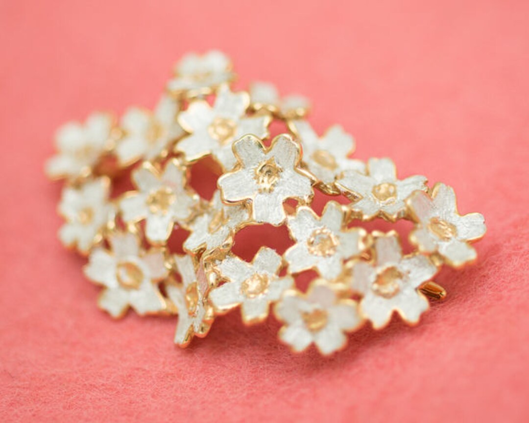 The classic sakura brooch