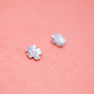 Platin Ohrringe - Sakura Ohrringe - Kirschblüte - Japanische Ohrringe - ethischer Schmuck - hypoallergen - Platin Ohrstecker - Sakura