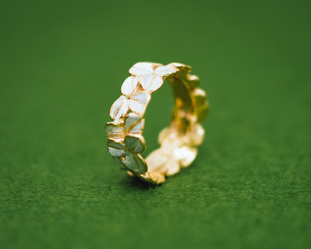 Золотое кольцо клевер. Кольцо Клевер четырехлистный золото. Кольцо Клевер четырехлистный серебро. Золотое кольцо четырехлистник с бриллиантами.
