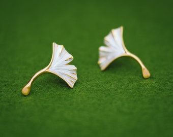 Gingko single M earrings - Made in Japan - Gingko leaf - Ginkgo - Gingko jewelry - Autumn leaf - Gold and silver - Pierce post or Clip-on