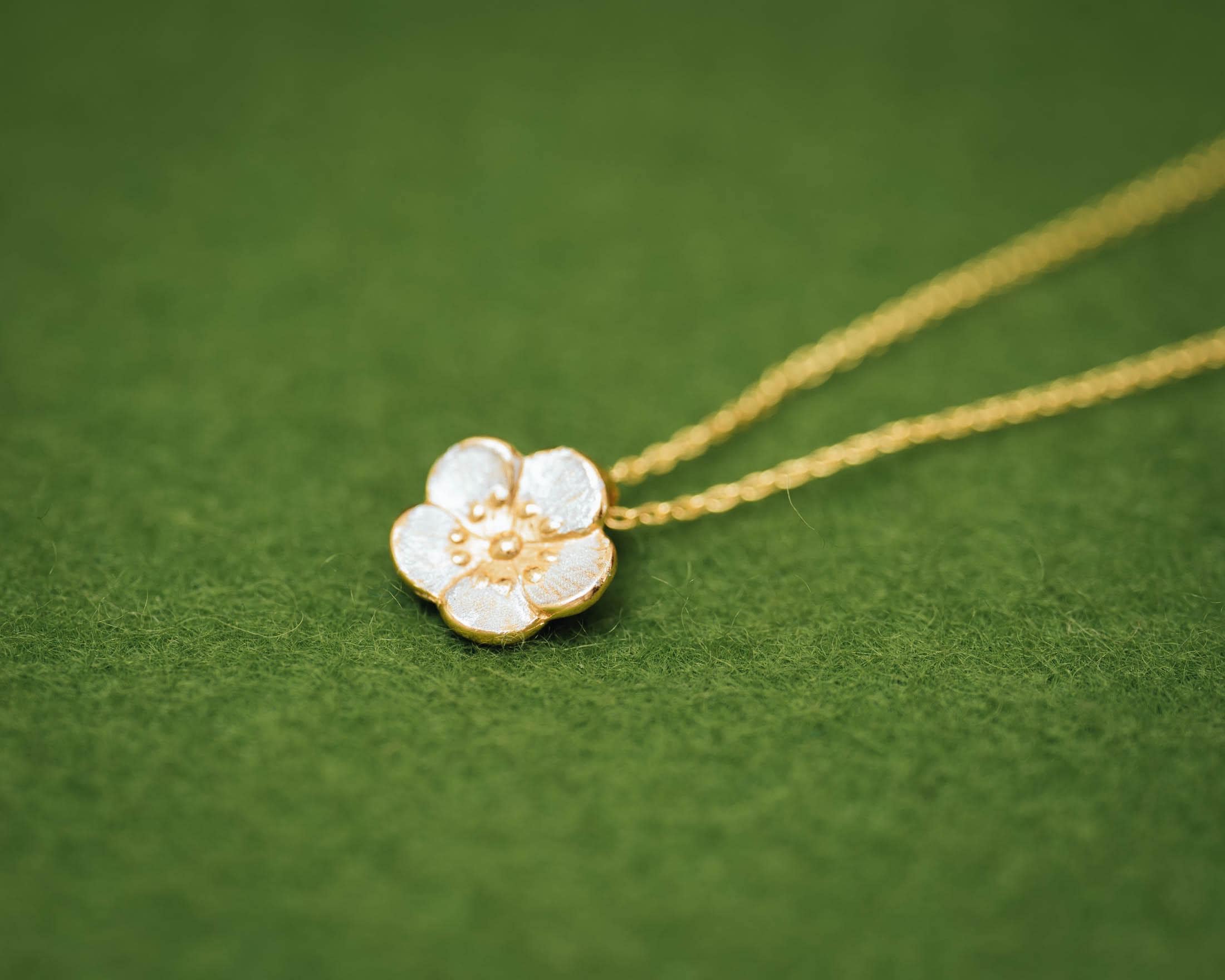 Pendentif Minimaliste Fleur De Prunus En Argent 925 Et Fil Nylon Cable