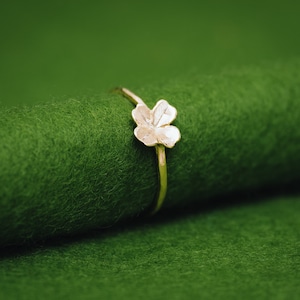 18ct or platinum Four leaf clover ring - simple ring - gift for her - Solid gold - Dainty ring - Premium ring - engagement ring