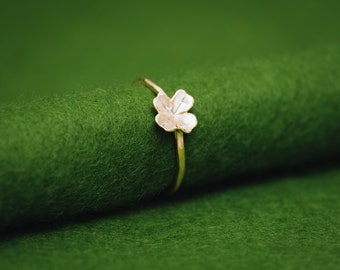 18ct or platinum Four leaf clover ring - simple ring - gift for her - Solid gold - Dainty ring - Premium ring - engagement ring