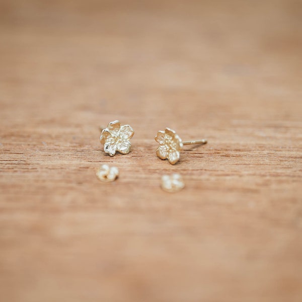 18k oder Platin winzige Ohrringe - 6mm Ohrringe - Sakura Ohrringe - Kirschblüte - japanische Ohrringe - japanische Blumen - ethisches Gold