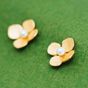 Hydrangea - earrings - pearl - gold - Amethyst - flower - hypo-allergenic -  - simple - japanese - post - studs