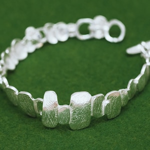 Ciottolo Pebbles bracelet - Silver bracelet - Wabi Sabi Organic Design - Linked moving parts - Gift for her