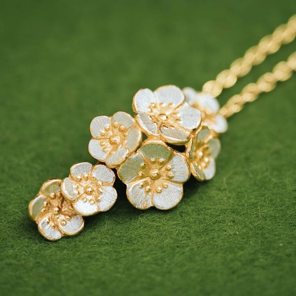 Flor de ciruelo Ume - Flor japonesa - Colgante y cadena - Joyería floral - Oro y plata - Diseño clásico - Collar de flores