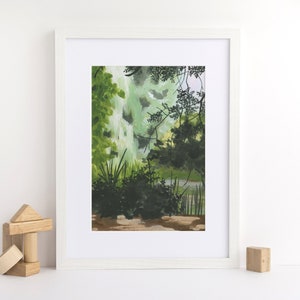 Könnte beinhalten: Ein gerahmter Druck eines Gemäldes, das eine üppige grüne Waldszene darstellt. Das Gemälde zeigt eine Vielzahl von Bäumen und Blättern, mit einem Blick auf einen Weg oder einen Bach in der Ferne.