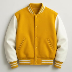 Può includere: Giacca college gialla con maniche color crema. La giacca ha una chiusura con bottoni, due tasche anteriori e dettagli a righe sul colletto, sui polsini e sull'orlo. Uno stile classico per l'abbigliamento casual.