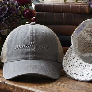 Gorra bordada "Moralmente Gris", gorra de camionero de malla con visera estampada para amantes de los libros, regalo para lectores de novelas románticas oscuras, gorra de béisbol erótica para amantes de la fantasía.