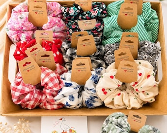 Handgjorda scrunchies-set: Blandade blom-, gingham- och körsbärsmönster